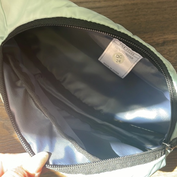 Adidas Core Waist Pack Sport belt bag. Unisex. Like new. - Picture 6 of 7